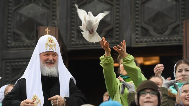 Патриарх Московский и всея Руси Кирилл выпускает голубей после богослужения в праздник Благовещения Пресвятой Богородицы в кафедральном соборном Храме Христа Спасителя в Москве