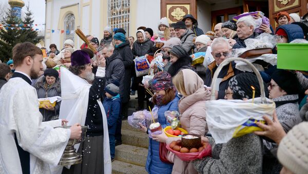 Освящение пасхальных куличей и яиц во время Великой субботы в Вознесенском кафедральном соборе в Новосибирске