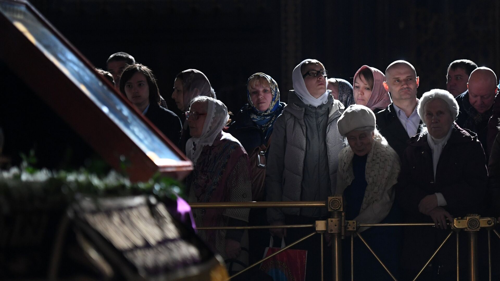 Прихожане во время богослужения в праздник Благовещения Пресвятой Богородицы в кафедральном соборном Храме Христа Спасителя в Москве - РИА Новости, 1920, 01.05.2021