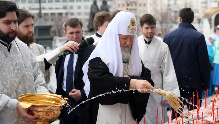 Патриарх Московский и всея Руси Кирилл освящает куличи после богослужения в праздник Благовещения Пресвятой Богородицы в кафедральном соборном Храме Христа Спасителя в Москве