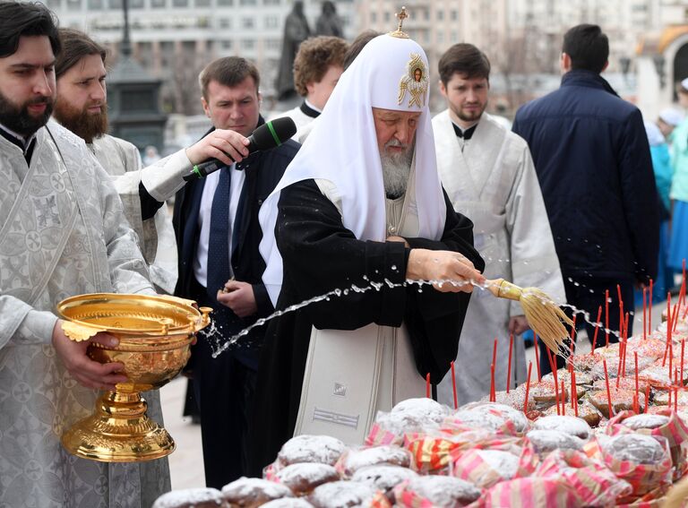 Патриарх Московский и всея Руси Кирилл освящает куличи после богослужения в праздник Благовещения Пресвятой Богородицы в кафедральном соборном Храме Христа Спасителя в Москве