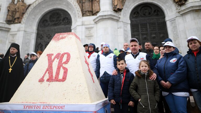 Прихожане после богослужения в праздник Благовещения Пресвятой Богородицы у кафедрального соборного Храма Христа Спасителя в Москве