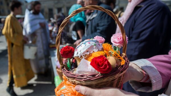 Верующие освящают пасхальные куличи и яйца в Великую субботу в храме Святых апостолов Петра и Павла в Симферополе