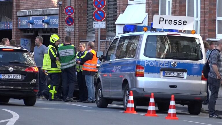 Полиция рядом с местом, где автомобиль въехал в толпу людей в Мюнстере, Германия. 7 апреля 2018