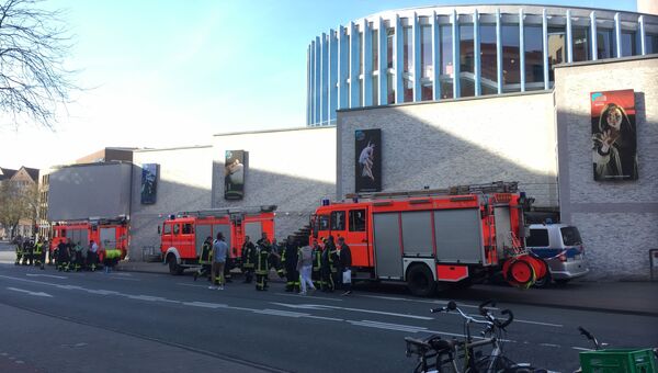 Пожарные рядом с местом, где автомобиль въехал в толпу людей в Мюнстере, Германия. 7 апреля 2018