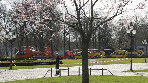 Спасательные вертолеты стоят в Мюнстере, где автомобиль въехал в толпу людей. 7 апреля 2018
