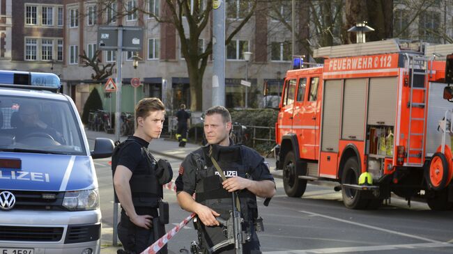 Полиция рядом с местом, где автомобиль въехал в толпу людей в Мюнстере, Германия. 7 апреля 2018