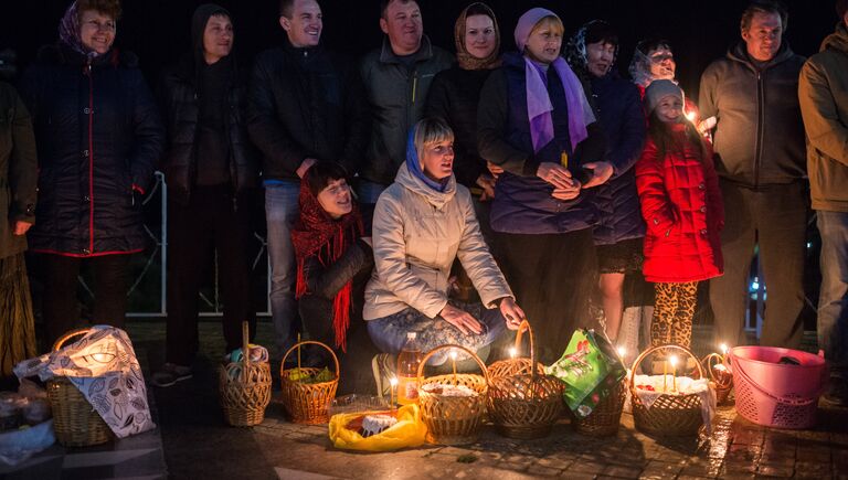 Прихожане во время пасхальной службы в храме-маяке Святого Николая Чудотворца в селе Малореченском