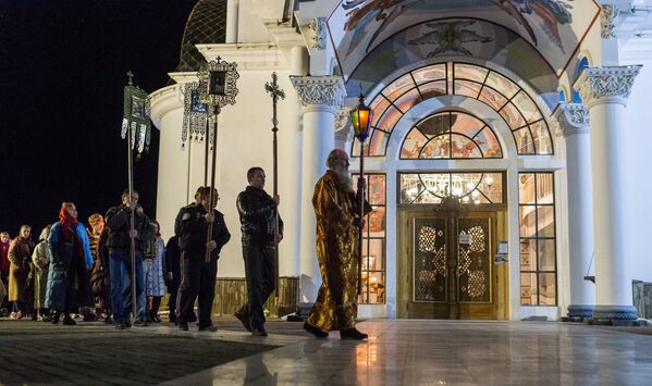 Крестный ход во время пасхальной службы в храме-маяке Святого Николая Чудотворца в селе Малореченском