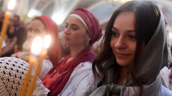 Прихожане во время пасхальной службы в храме Сошествия Святого Духа в Казани