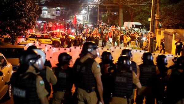 Сторонники бывшего президента Бразилии Луиса Инасио Лула да Силвы протестуют в Куритибе против его ареста, 7 апреля 2018