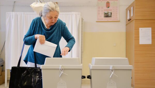 Женщина голосует на одном из избирательных участков в Будапеште во время парламентских выборов в Венгрии.Архивное фото