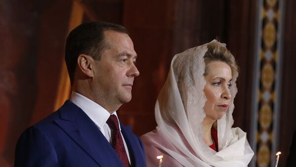 Премьер-министр РФ Д. Медведев с супругой на пасхальном богослужении