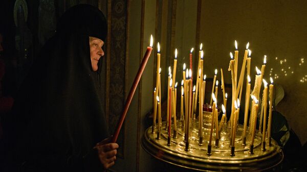 Монахиня во время празднования пасхи