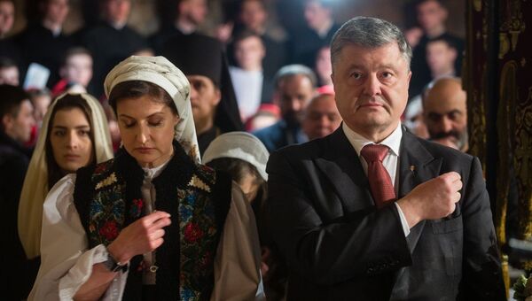 Президент Украины Петр Порошенко с супругой Мариной Порошенко и детьми во время праздничного богослужения в Киеве. 8 апреля 2018