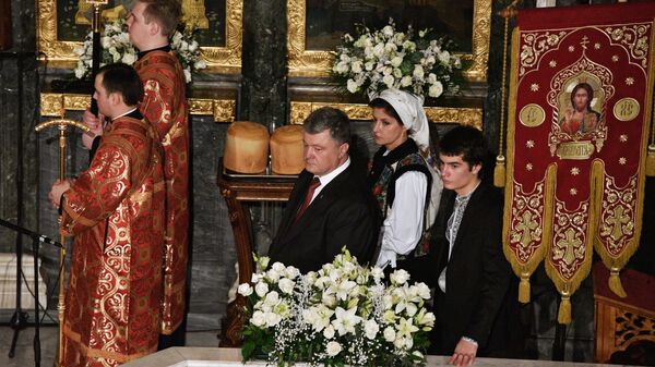 Президент Украины Петр Порошенко с супругой Мариной и сыном Михаилом во время празднования пасхи в Киево-Печерской лавре