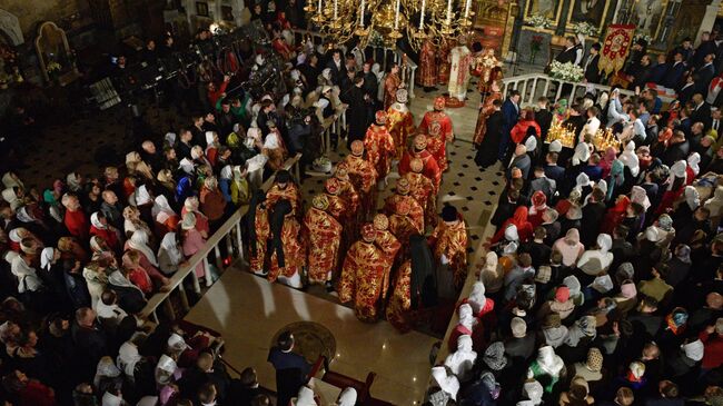 Священнослужители и прихожане во время празднования пасхи в Киево-Печерской лавре. 8 апреля 2018