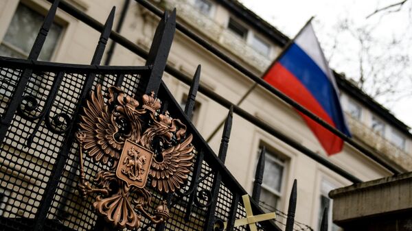 Герб на ограде здания российского посольства в Лондоне Герб на ограде здания российского посольства в Лондоне