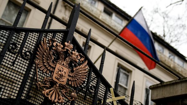 Герб на ограде здания российского посольства в Лондоне. Архивное фото