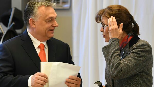 Премьер-министр Венгрии Виктор Орбан и его жена Анико Левай во время голосования на избирательном участке в Будапеште. Архивное фото