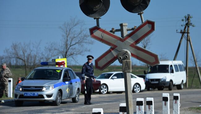 На месте дорожно-транспортного происшествия на железнодорожном переезде под городом Армянск в Крыму. 8 апреля 2018