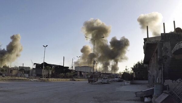 Фото распространеное Белыми касками с изображением последствий авиаударов сирийских правительственных сил в городе Дума в Восточной Гуте. Архивное фото