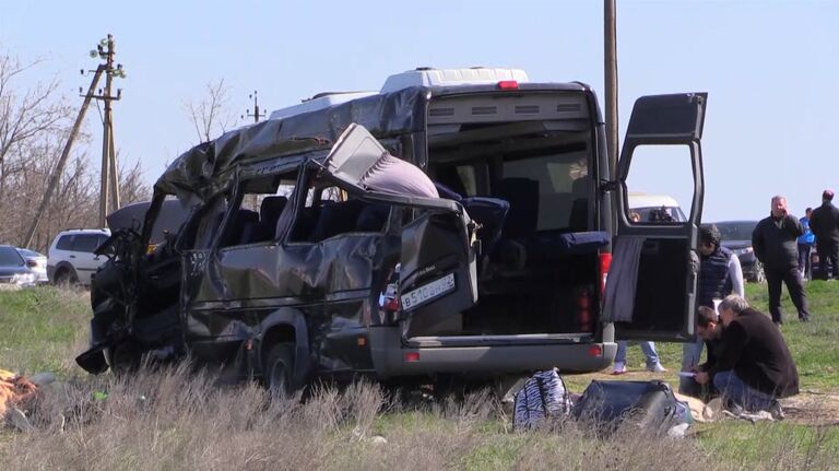 Видео с места столкновения маршрутки и поезда на ж/д переезде в Крыму