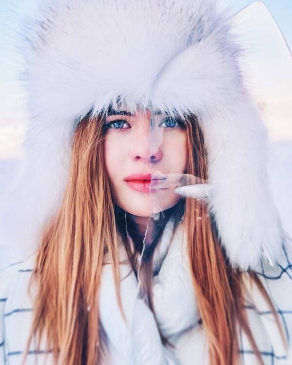 Портрет девушки со льдом на озере Байкал