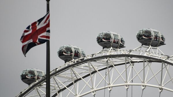 Британский флаг на фоне Лондонского глаза (London Eye)