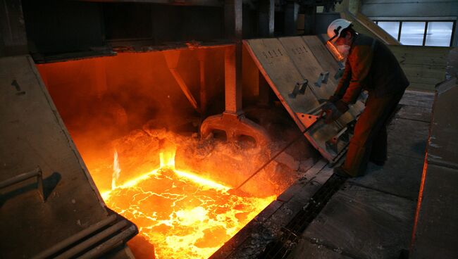 Рабочий в цехе электролиза на Хакасском алюминиевом заводе компании РУСАЛ. Архивное фото