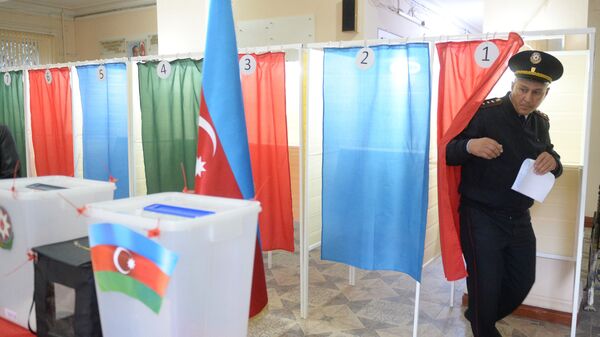 Избиратели голосуют на выборах президента Республики Азербайджан на одном из избирательных участков Баку. Архив