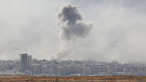 Дым над сирийским городом Дума
