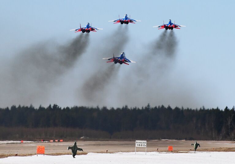 Многоцелевые истребители Су-30СМ пилотажной группы Русские Витязи над аэродромом Кубинка во время репетиции воздушной части парада Победы