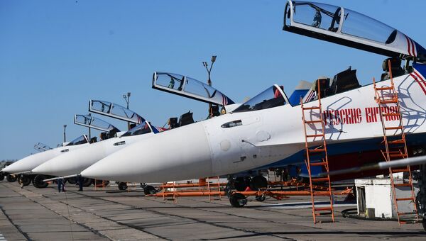Многоцелевые истребители Су-30СМ пилотажной группы Русские Витязи на аэродроме Кубинка перед началом репетиции воздушной части парада Победы