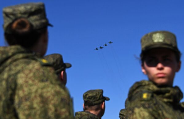 Многофункциональные истребители-бомбардировщики Су-34 на репетиции парада Победы на военном полигоне Алабино