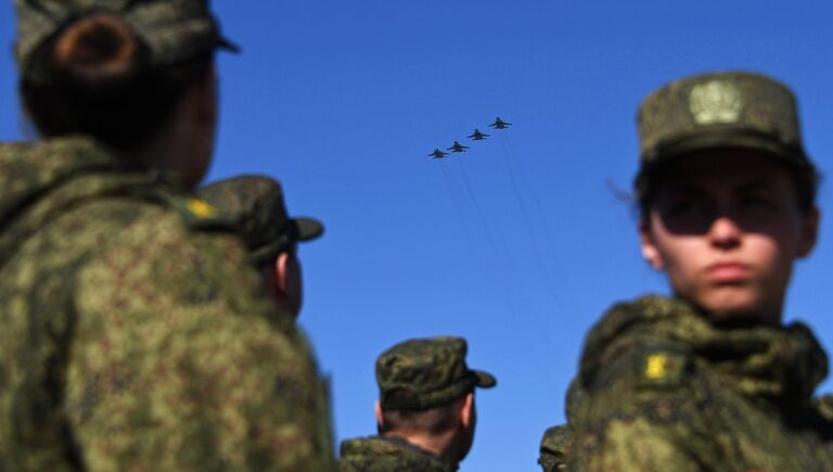 Многофункциональные истребители-бомбардировщики Су-34 на репетиции парада Победы на военном полигоне Алабино