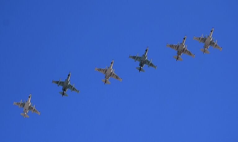 Штурмовики Су-25 во время репетиции воздушной части парада Победы