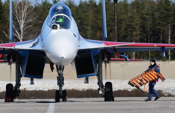 Многоцелевой истребитель Су-30СМ пилотажной группы Русские Витязи на аэродроме Кубинка перед началом репетиции воздушной части парада Победы