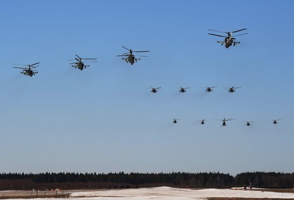 Ударные вертолеты Ка-52 Аллигатор (на первом плане) во время репетиции воздушной части парада Победы