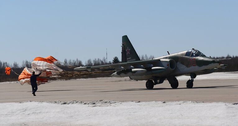 Штурмовик Су-25 садится на аэродроме Кубинка после репетиции воздушной части парада Победы