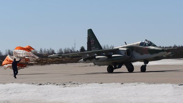 Штурмовик Су-25 садится на аэродроме Кубинка после репетиции воздушной части парада Победы