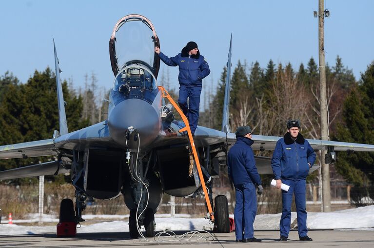 Многоцелевой истребитель МиГ-29 на аэродроме Кубинка перед началом репетиции воздушной части парада Победы