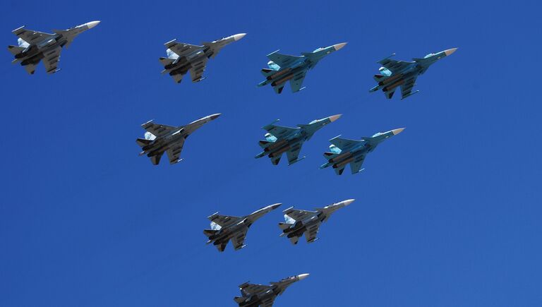 Строй из истребителей Су-30, Су-35 и бомбардировщиков Су-34 во время репетиции парада Победы на военном полигоне Алабино