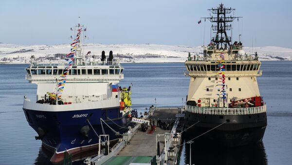 Судно тылового обеспечения Эльбрус (слева) проекта 23120 на пирсе главной базы Северного флота РФ в Североморске. 9 апреля 2018