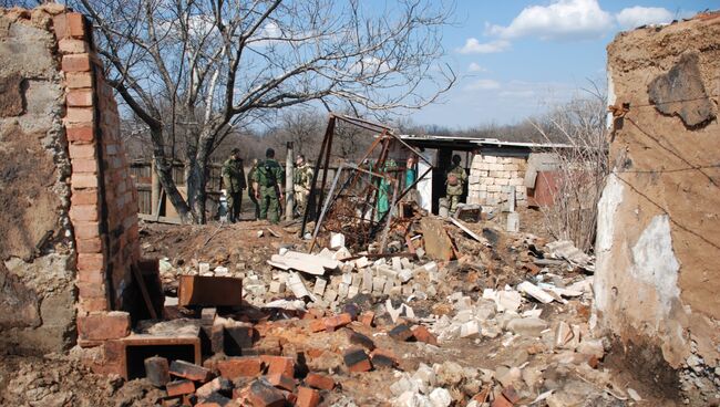 На линии разграничения в разрушенном поселке Желобок в Луганской области. Архивное фото