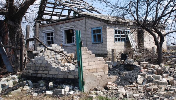 Разрушенный дом в поселке Желобок в Луганской области на линии разграничения. Архивное фото