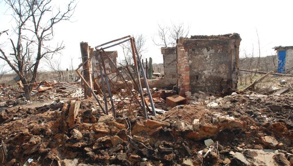 Разрушенные дома в поселке Желобок в Луганской области на линии разграничения. Архивное фото