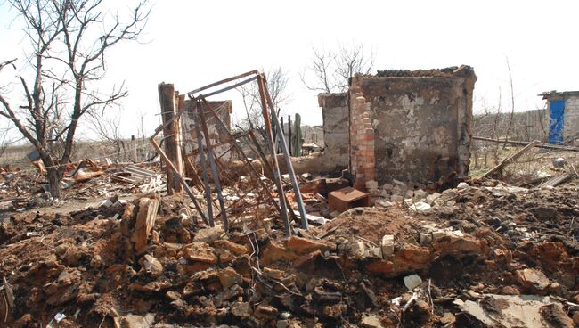 Разрушенные дома в поселке Желобок в Луганской области на линии разграничения. архивное фото