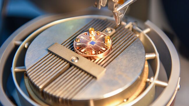Оборудование лаборатории Сверхпроводящие метаматериалы НИТУ МИСиС, занимающейся изучением метаматериалов и созданием квантового компьтера. Архивное фото