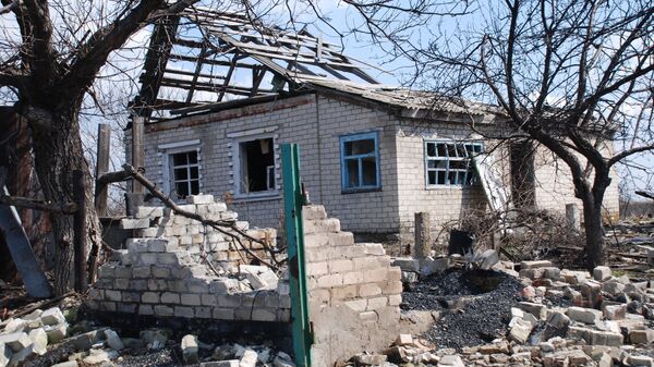 Разрушенный дом в поселке Желобок в Луганской области на линии разграничения
